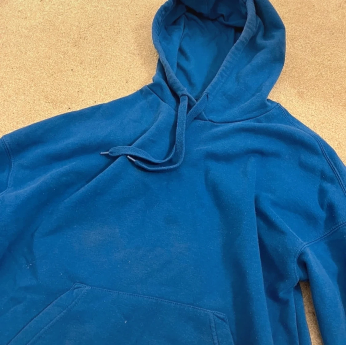 Blå hoodie med ficka - 1