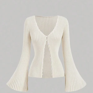 Stickad tröja  - Superfin stickad tröja från SHEIN som bara används 2 gånger. Materialet är väldigt bra o nypris låg på ungefär 200 kr. Alla knappar sitter på och skulle säga tröjan är xs/s i storleken🎀🥰