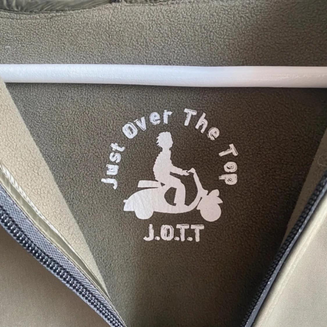 Olivgrön jacka med luva från JOTT - 3