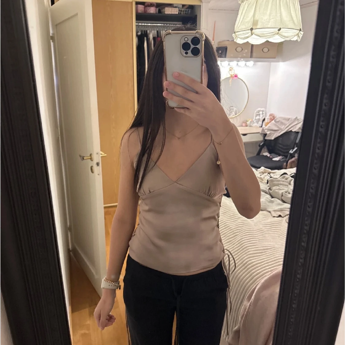 Champagnefärgad satinlinnetopp med snörning - 2