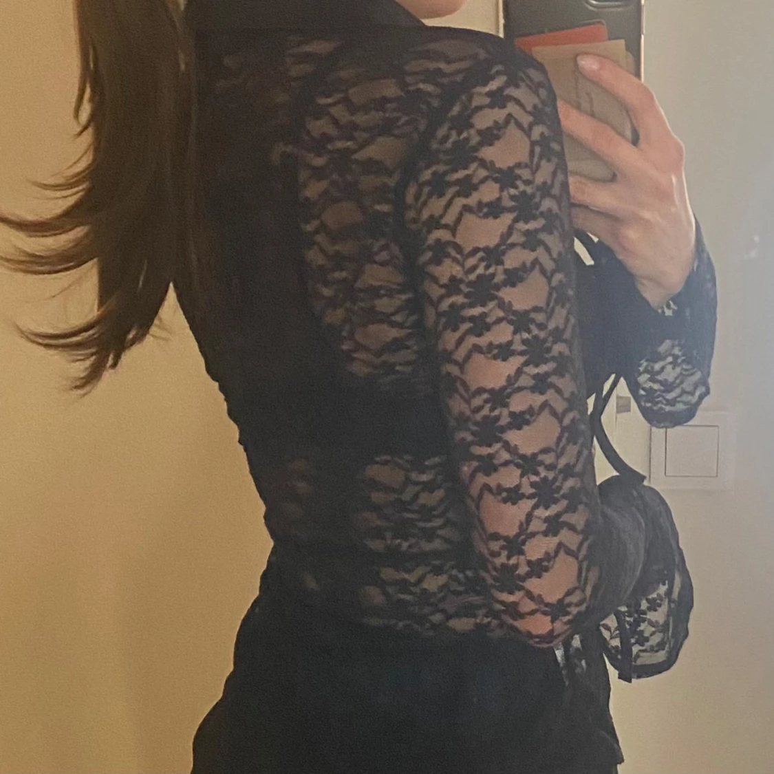 Svart spetsblus med knappar från Boohoo