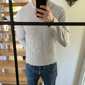 Grå Massimo Dutti tröja - Grå tröja från Massimo Dutti, den är i gott skick och har knappt använts. Kontakta för mer info eller frågor!