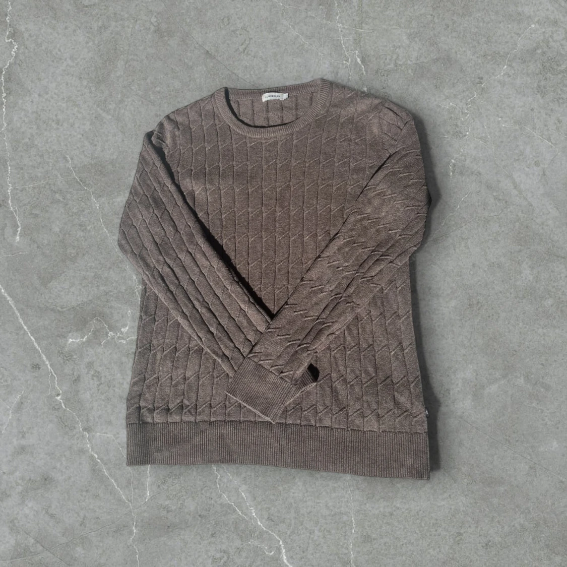 Brun stickad tröja från J.Lindeberg