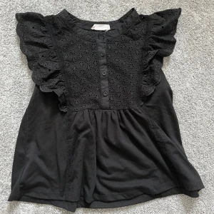 gullig blus - så söt blus med broderat mönster upptill💓nästan aldrig använd så i superbra skick, pris kan diskuteras
