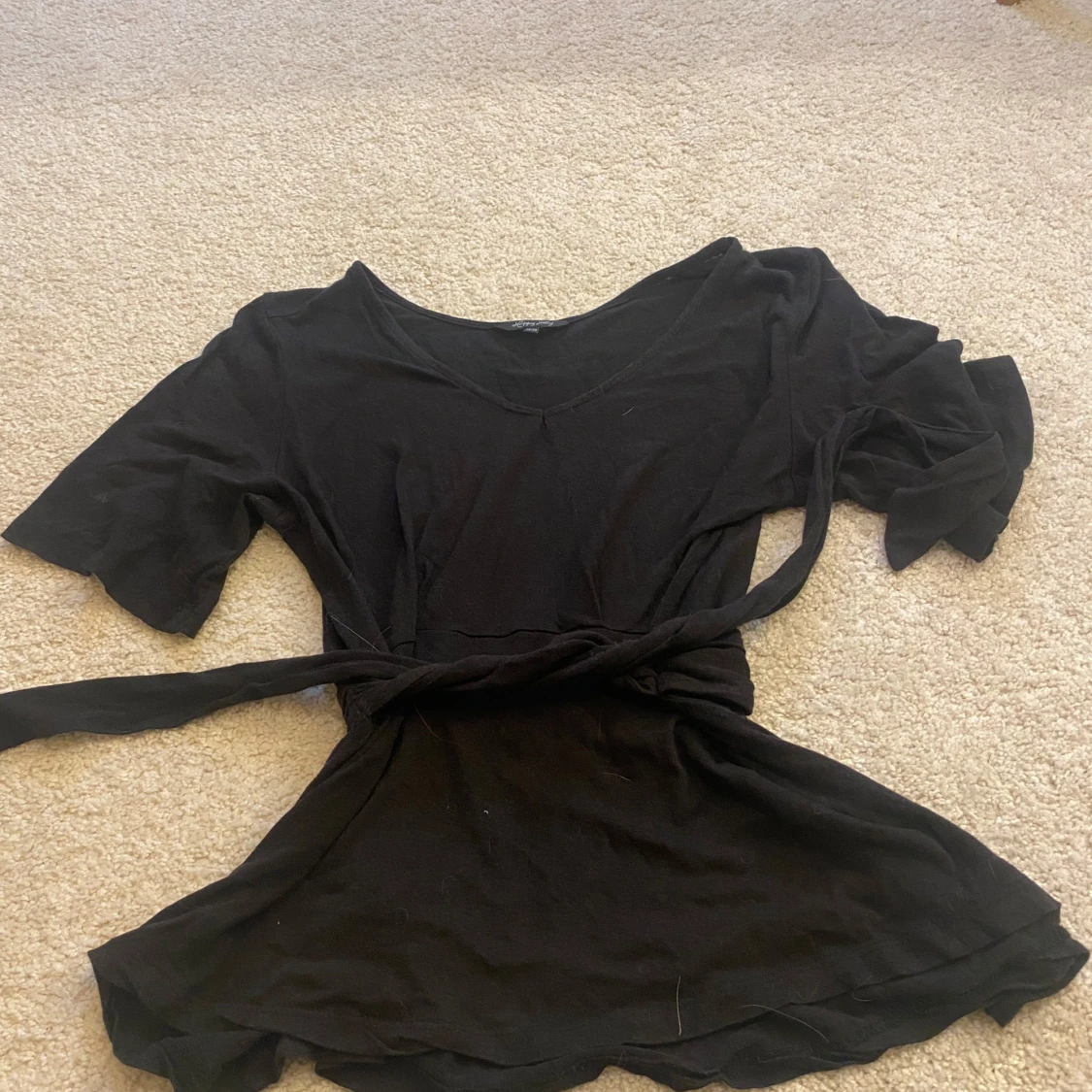 Svart omlottopp med knytband från Happy Holly