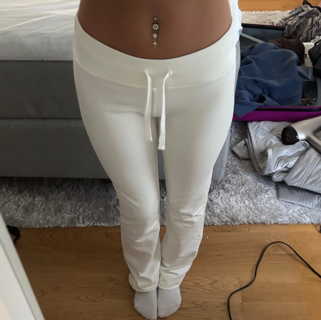 Vita mjukisbyxor med dragsko - 1