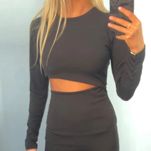 Svart tight klänning med lång ärm och cut-out - XS/S