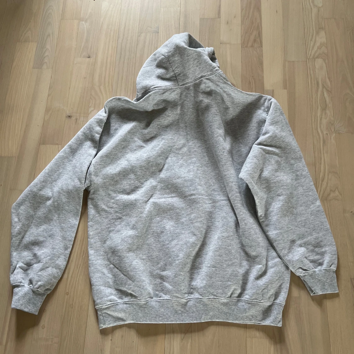 Grå hoodie  - 1