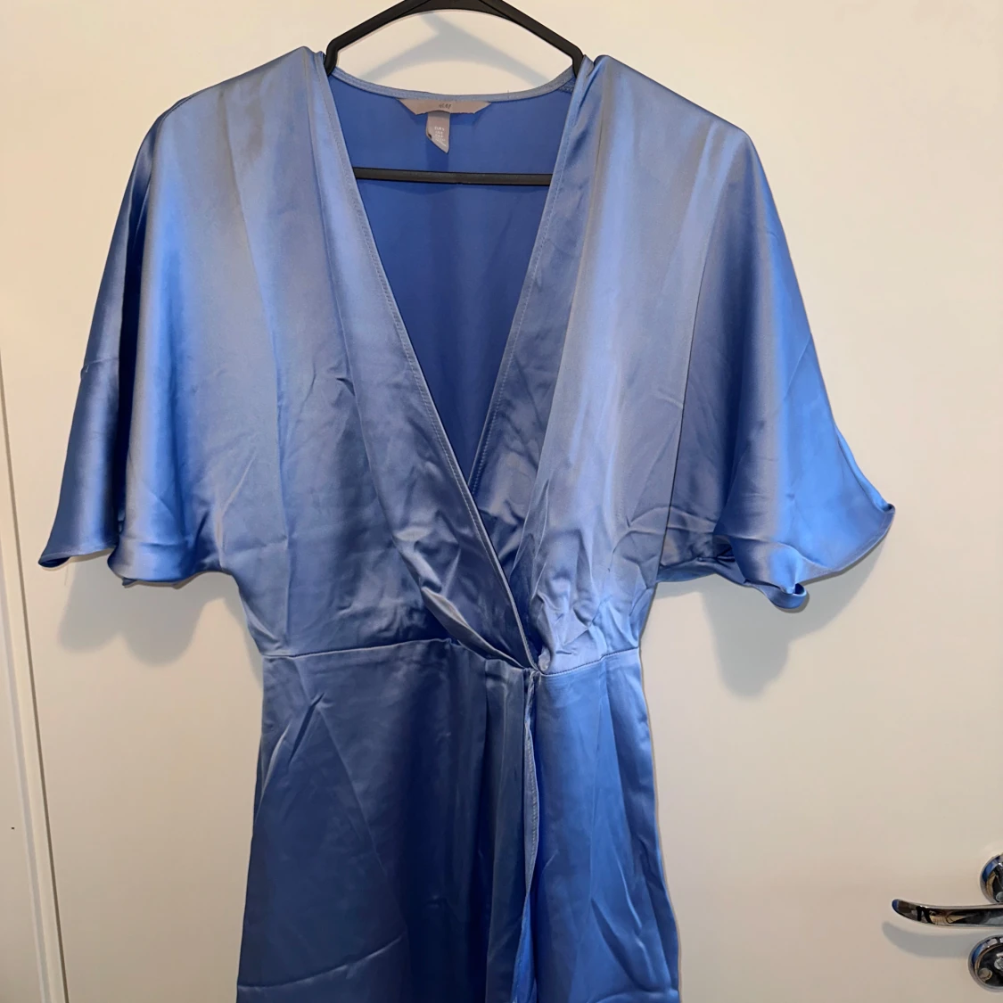 Ljusblå satin klänning - 1