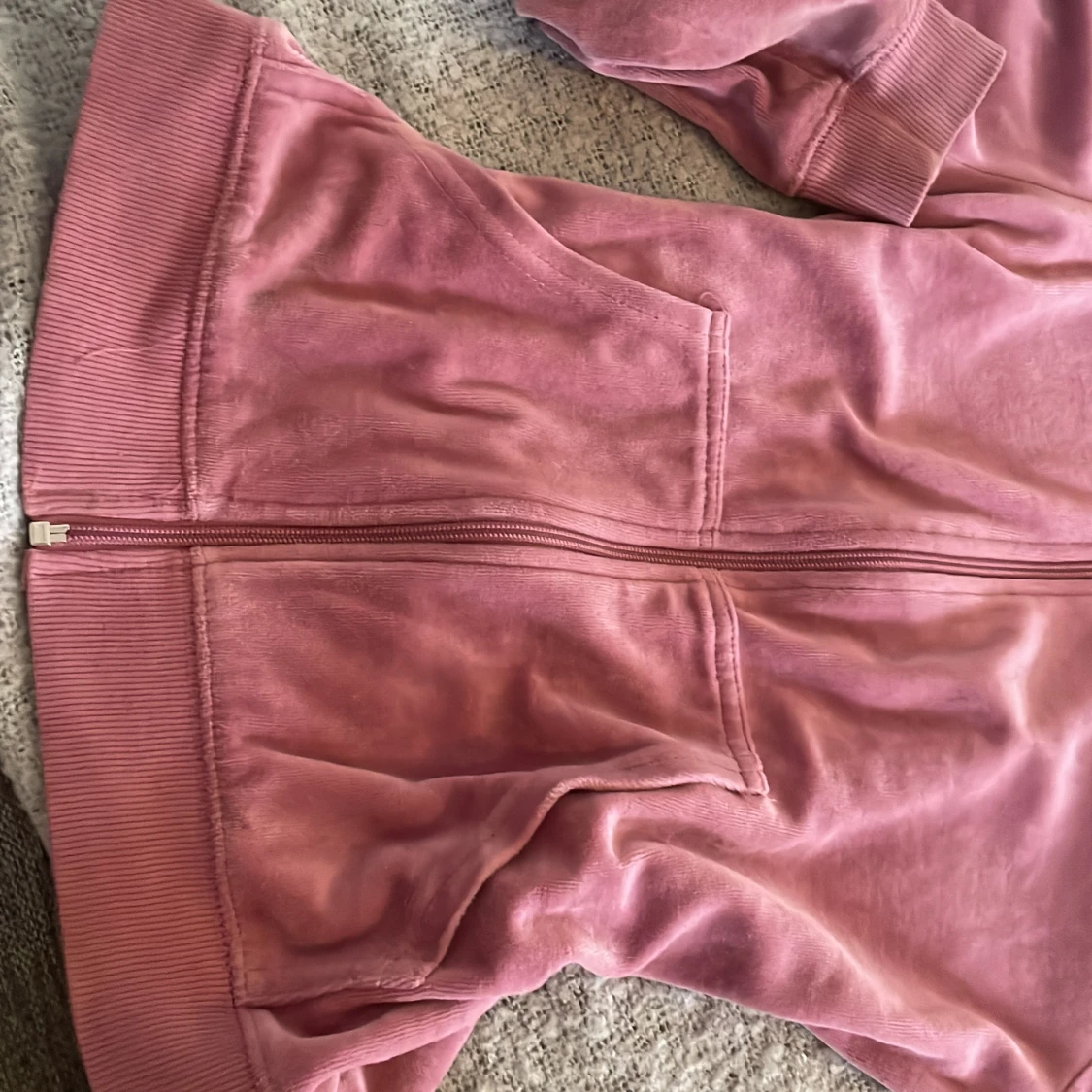 Rosa velour hoodie med dragkedja från  Cubus - 2