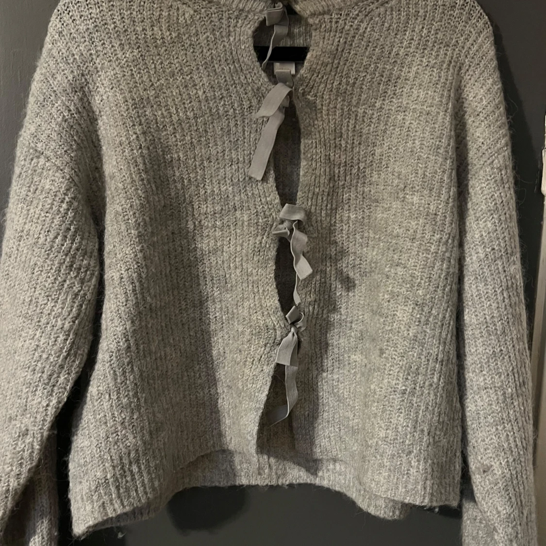 Grå stickad kofta från Gina Tricot - 1