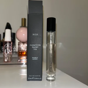 N.C.P. Olfactive Facet 702 Musk & Amber Eau de Parfum - Parfym från N.C.P. Olfactive Facet 702 med doft av musk och amber. 10 ml, ca 7 ml kvar