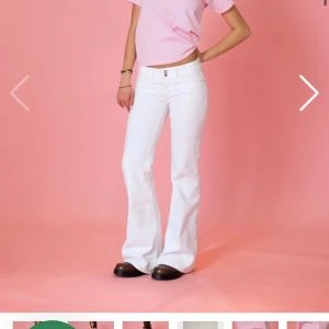 Vita lågmidjade bootcut jeans - Vita lågmidjade bootcut jeans från din vintage shop! Helt nya, aldrig använda med etiketterna kvar! Köpta för 710kr + 70kr frakt, säljer då jag inte hann returnera i tid 💕 
