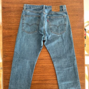 Levi’s 551Z blå jeans - Blå Levi’s 551Z Autenthic Straight med raka ben och normal passform. Har bara använt dessa ett fåtal gånger men gillar verkligen det bekväma materialet. Tyvärr har jag vuxit ur dem. Nypris hos Levi’s är just nu 1319kr.