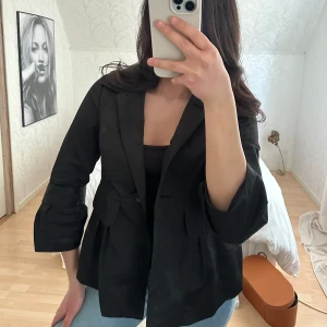 Kavaj - Jättefin kavaj med volanger och trekvartsärm 