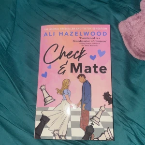 Check & Mate - Säljer boken 'Check & Mate' av Ali Hazelwood. . Boken är på engelska och är en romantisk berättelse med schacktema. Sägs vara Ya, men skulle nog säga mer new adult.