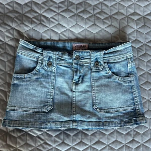Ljusblå low waisted jeanskjol  - Säljer en low waist ljusblå jeanskjol. Kjolen är kort och har dekorativa sömmar på bakfickorna. Passar perfekt nu inför sommaren.  Midjemåttet tvärsöver är 42cm och längden på kjolen är 27cm, materialet är även strechigt💗Säljer då kjolen är för stor för mig💗