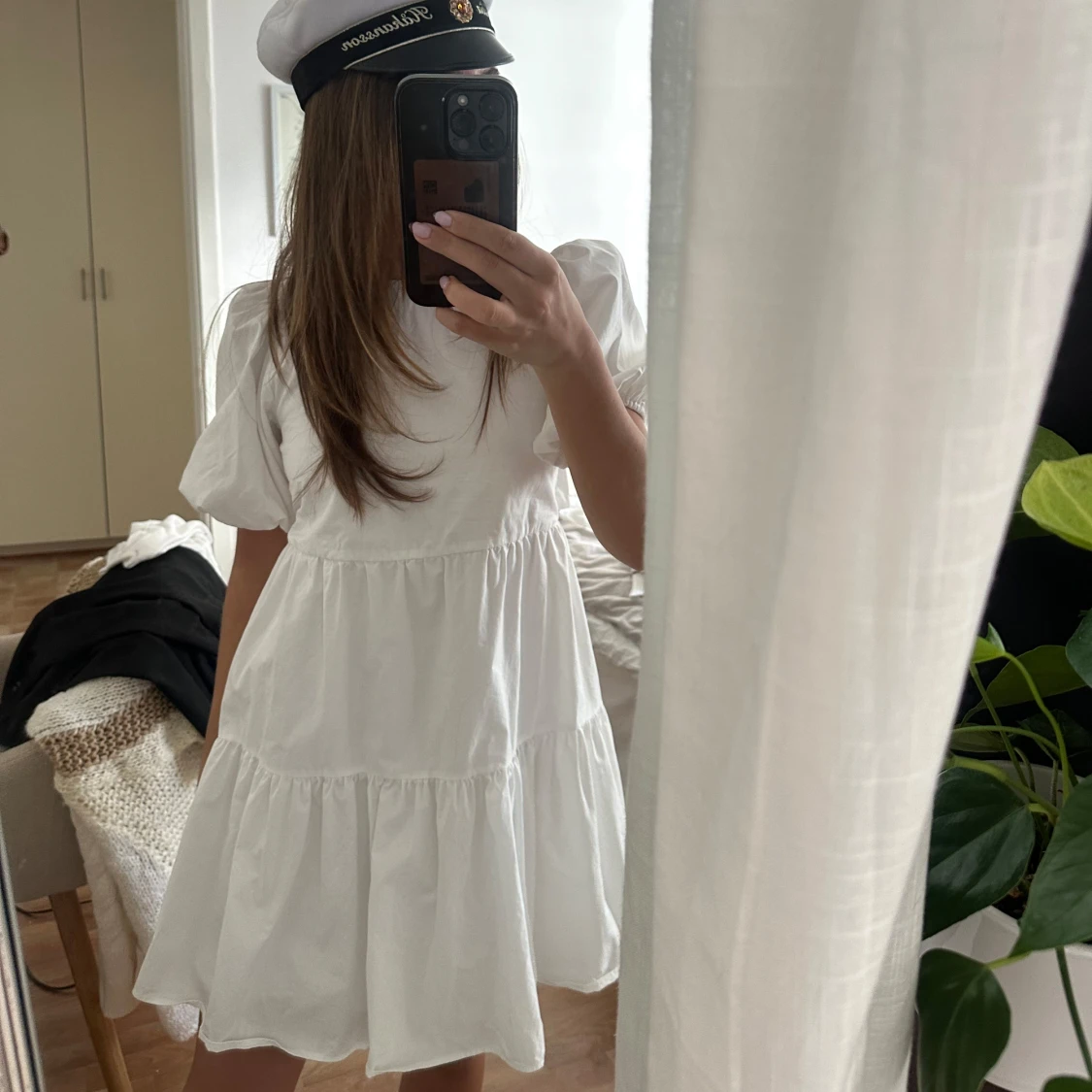 Vit kortklänning med puffärmar och öppen rygg