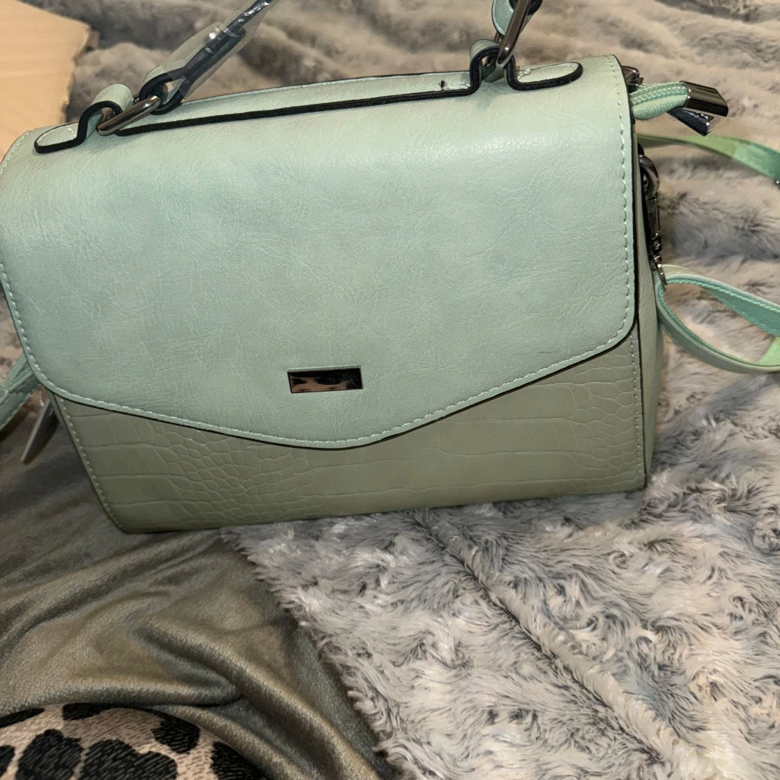 Mintgrön axelväska med strukturdetaljer - 1