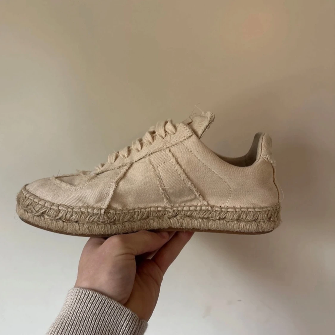 Beige sneakers från Maison Margiela - 2