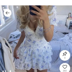 Blommig zara klänning  - Söker denna klänning för ett rimligt pris 