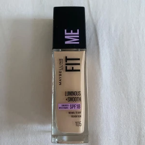 Maybelline fit me foundation 105  - Säljer fit me maybelline New York foundation i färgen 105, helt ny! Säljer för 125kr + frakt!