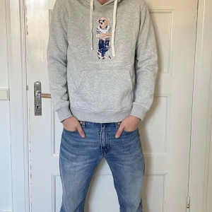 Ljusgrå Ralph lauren hoodie - Nu säljer vi denna snygga Ralph Lauren Hoodie, otroligt skön och riktigt snygg för en lite mer avslappnad och soft stil 