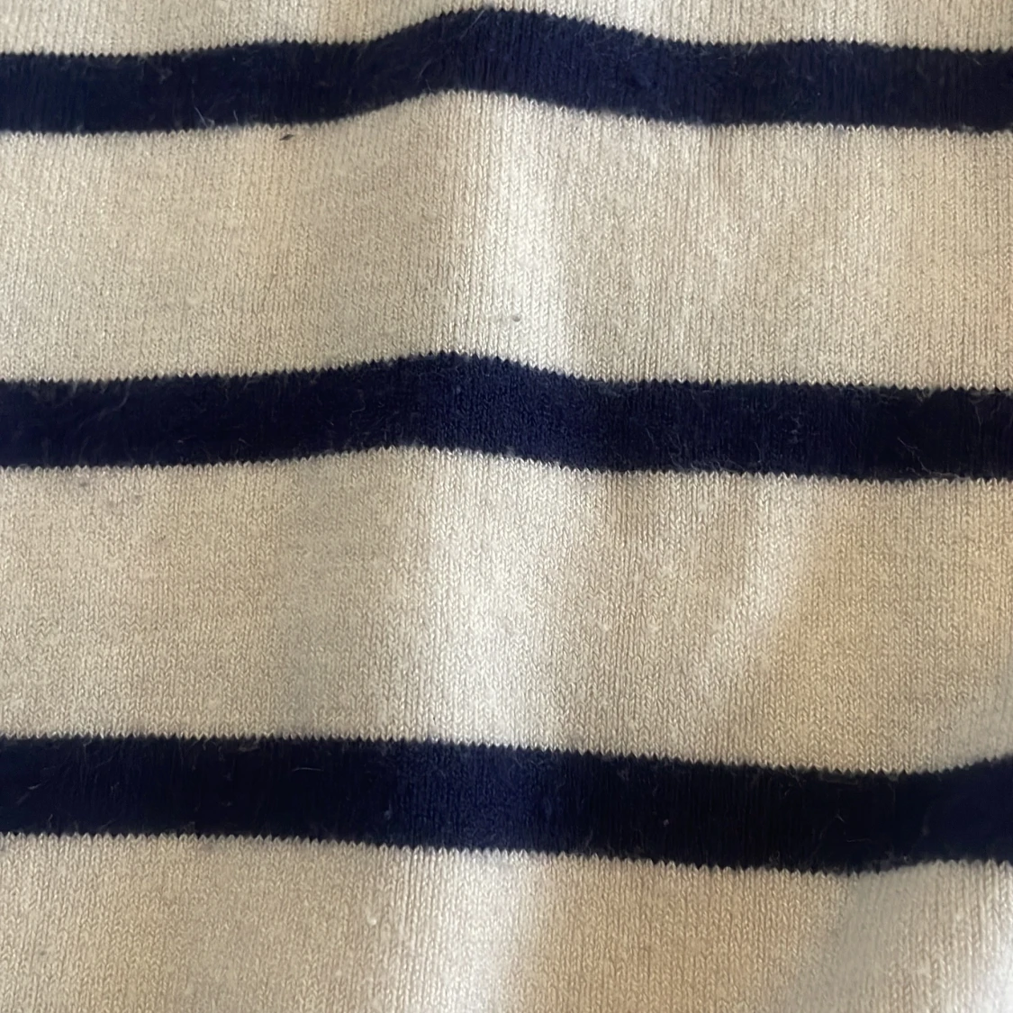 Vit och marinblå randig tröja från Zara - 3