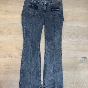 Nelly jeans  - Snygga och super bekväma jeans från Nelly med sömmar längst benen och lappar över fickorna❣️