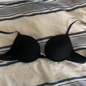 Svart push-up bh med rosett - 2 st 