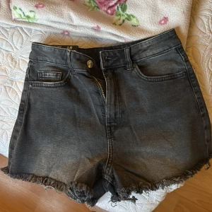 Mörkgrå jeansshorts  - Säljer dessa mörkgrå/svarta jeansshorts i nyskick med prislappen kvar. Säljer pågrund av att jag köpte de för längesedan och de inte har kommit till användning 🩷🩷 Storlek 34!