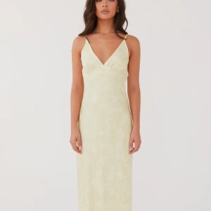 Ljusgul maxiklänning/balklänning i siden från Peppermayo - HELT OANVÄND- Supersnygg ljusgul långklänning i siden från Peppermayo. Klänningen har smala axelband, v-ringning och öppen rygg. Materialet är glansigt och känns lyxigt, perfekt för sommarens tillfällen eller bal. Figurnära passform som framhäver siluetten.