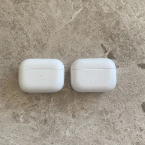 AirPods 2gen skal - Hej, säljer mina två extra skal till mina borttappade AirPods då jag inte har användning av dom något mer! Dom är tvättade på insidan, endast 1 skal kvar!!