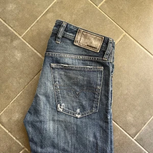 Diesel Jeans - Vintage Diesel jeans i modellen Waykee, W29 L32, (waisten sitter mer som en W30). De är i fint skick, retail ligget på 2000 kr, skriv vid funderingar🙌