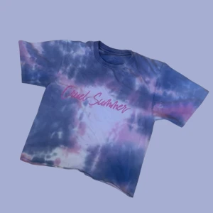 Taylor Swift T-shirt - Säljer en färgglad tie-dye t-shirt från Taylor Swift med texten 'Cruel Summer' tryckt på bröstet. Köpte den från Taylor Swift hemsidan när Lover släpptes och den går inte att köpa längre. Färgen har bleknat något och där finns några små fläckar likt de på sista bilden.