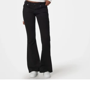 True religion Svarta bootcut jeans med fickdetaljer -  Jeans i helt nyskick. Low bootcut. 