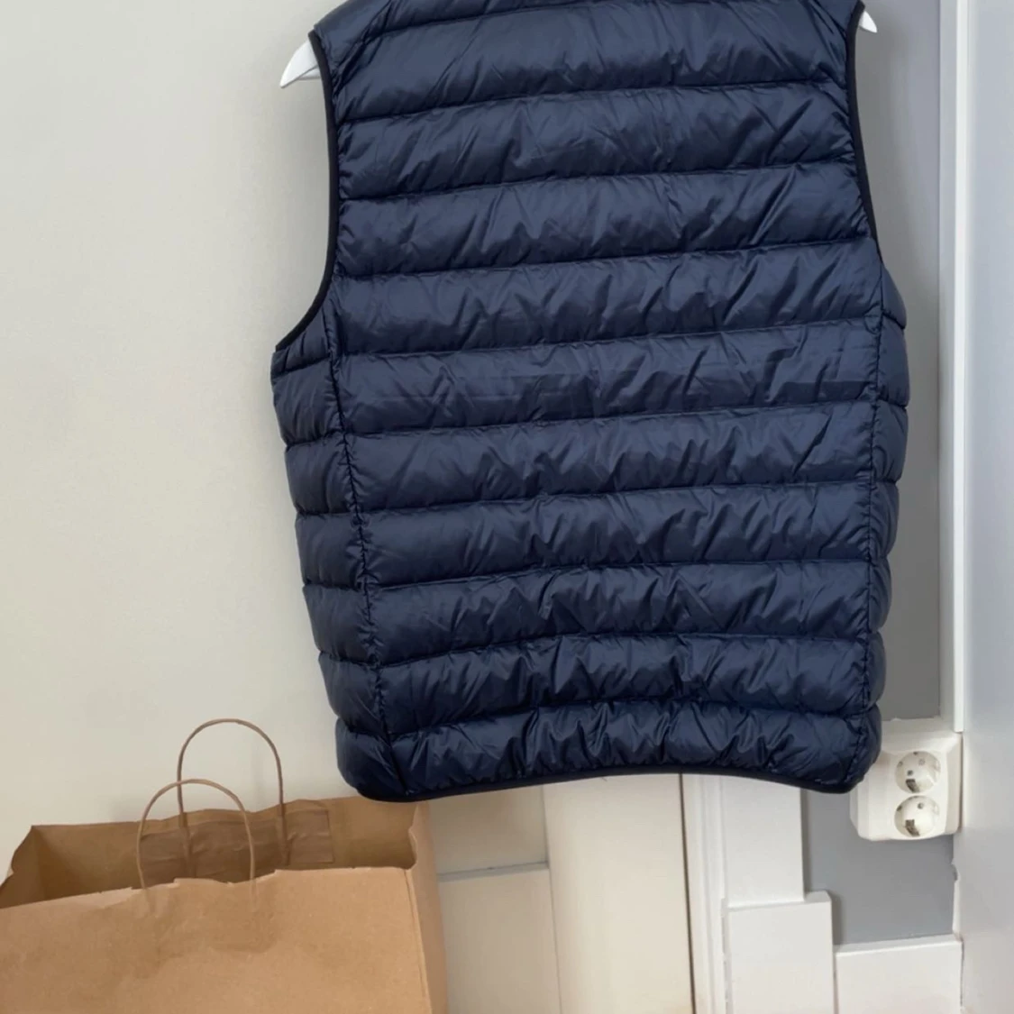 Mörkblå dunväst från Uniqlo - 1