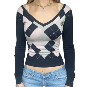 Lyle & Scott tröja  - tröja från Lyle & Scott 🤍 insydd i sidorna för bättre passform 🤍 