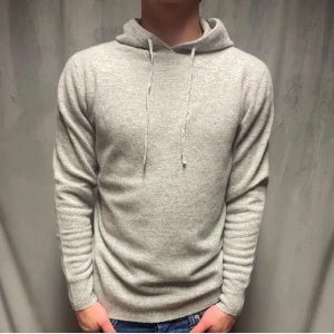 Kashmir/ merinoull hoodie - Säljer min snygga kashmir/Merinoull hoodie|Storlek M | endast använd 1 gång, så den är toppskick.                                                        Pris kan diskuteras 🌟