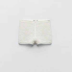 Vita virkade shorts - Säljer dessa vita virkade shorts som är perfekta att slänga över en bikini i sommar. Aningen små i storlek. Endast testade 🩷