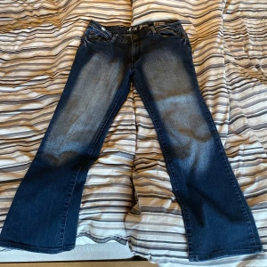 Mörkblåa bootcut med coola fickor - Jätte fina M.K Jeans som jag köpte för ett tag sen men är förstora tyvärr, på bakfickorna så är det broderat och fickan är då ganska liten (där broderingen börjar upp till öppningen är fickan ungefär). Midjemåttet tvärsöver är 40 men dom är också väldigt stretchiga, passar folk som är typ 165 cm långa. Inga skador eller liknande häller, tror dom är i storlek M