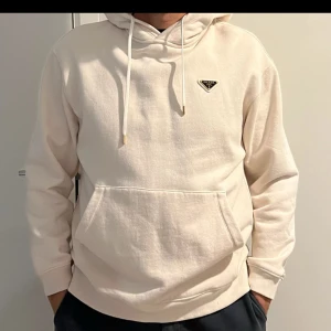 Prada Hoodie - Prada hoodie, som ny, strl S (passform oversized)