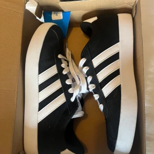 Adidas skor - Säljer ett par klassiska svart vita adidas skor som är använda ett fåtal gånger 