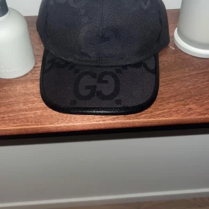 Svart Gucci Jumbo keps  - Säljer nu min svarta Gucci jumbo keps på grund av att den aldrig kommer till användning. Kepsen är i bra skick. Priset kan diskuteras ❗️❗️❗️