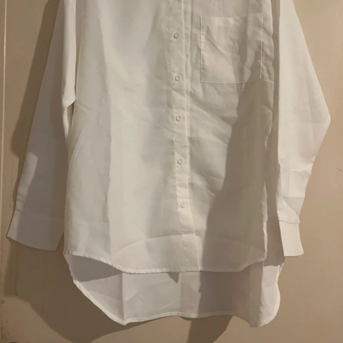 Vit klassisk skjorta med bröstficka - 1