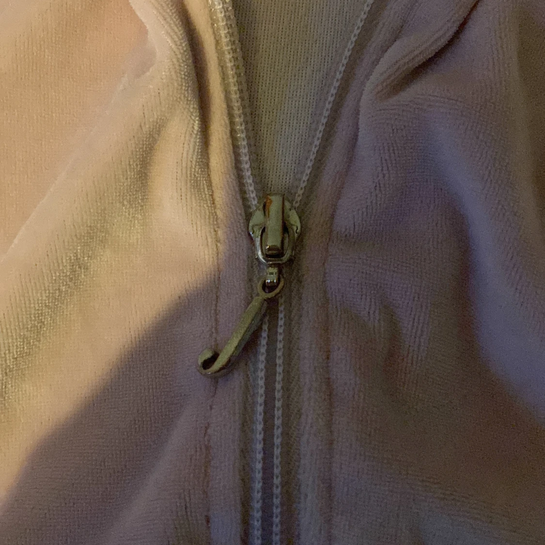 Ljusrosa hoodie i velour från Agoqo - 1