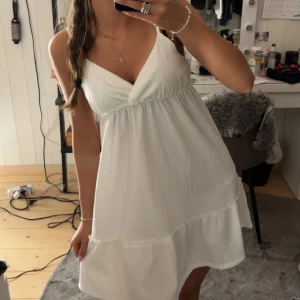 Vit klänning - Supersöt vit klänning från H&M Divided med omlott-v-ringning i storlek S. Knappt använd. 💗
