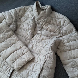 Beige quiltad pufferjacka - Säljer min beiga trendiga jacka från Hm i storlek xs/s. 