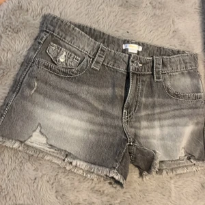 Grå jeansshorts från Gina Tricot - Nytt skick, aldrig använt! Köpte fel storlek nämligen. Nypris 299kr