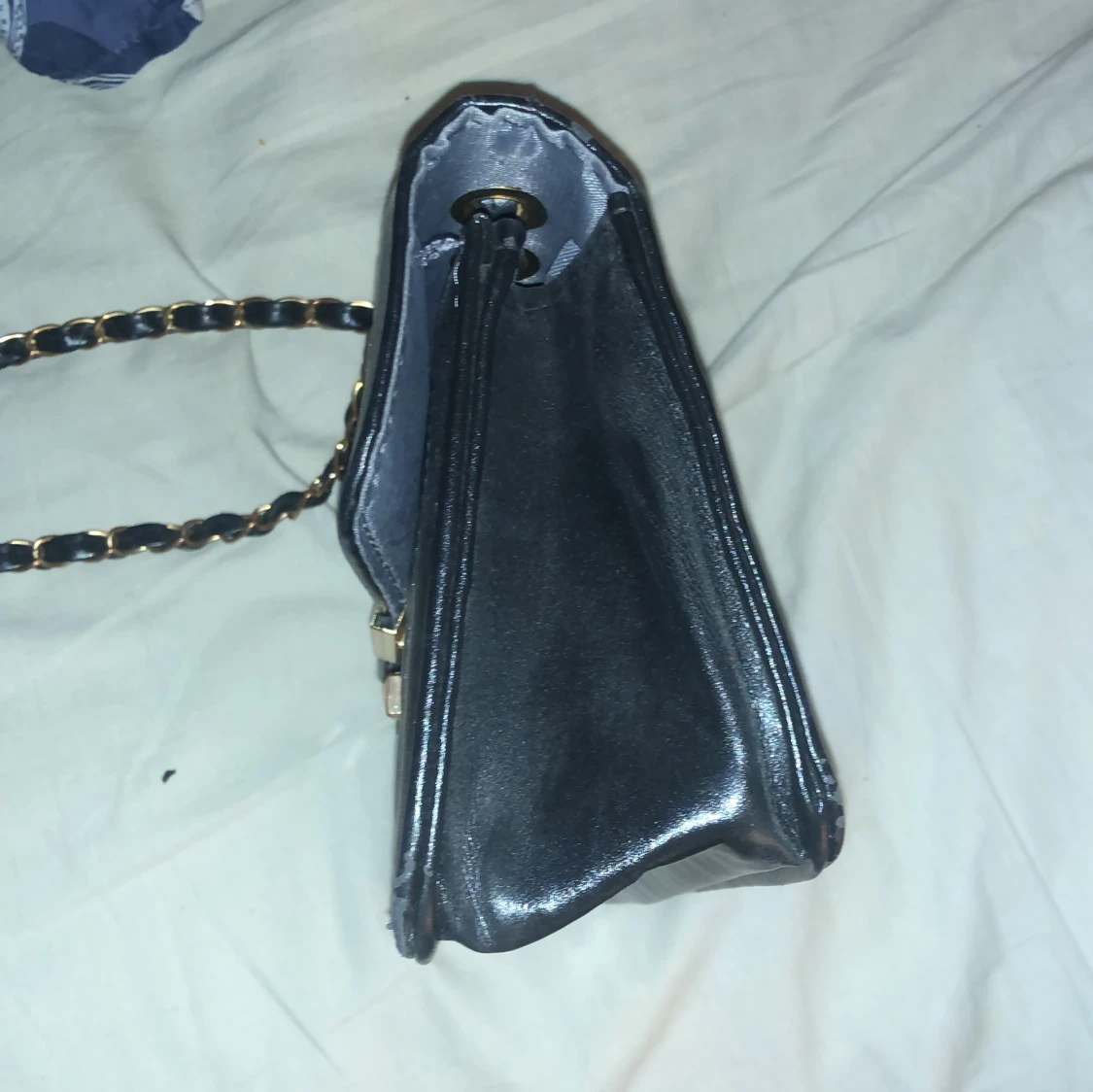 Svart quiltad axelväska med gulddetaljer - 3